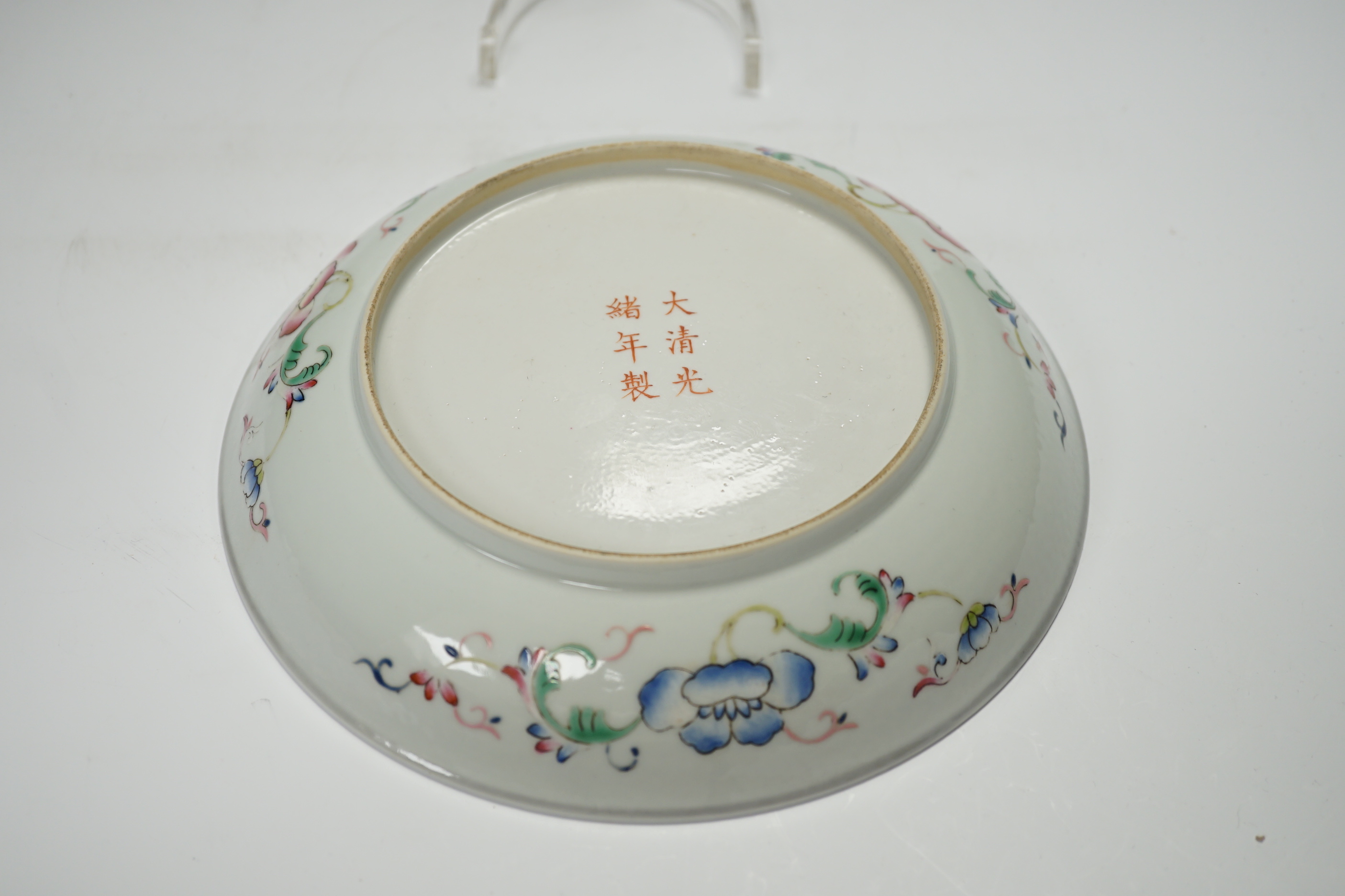 A Chinese ‘dragon’ saucer dish, 21cm